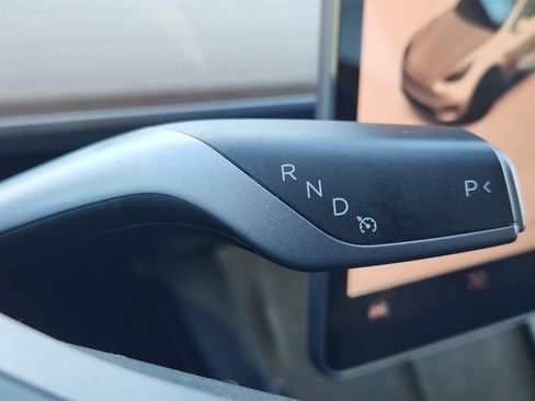 Used 2022 Tesla Model Y Long Range image 21