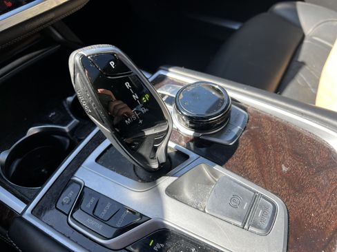 Used 2021 BMW 750i xDrive w/ Executive Package image 25