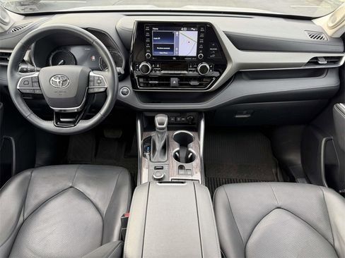 Used 2021 Toyota Highlander Limited image 20