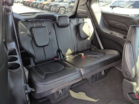 New 2025 Chrysler Pacifica Select FWD image 33