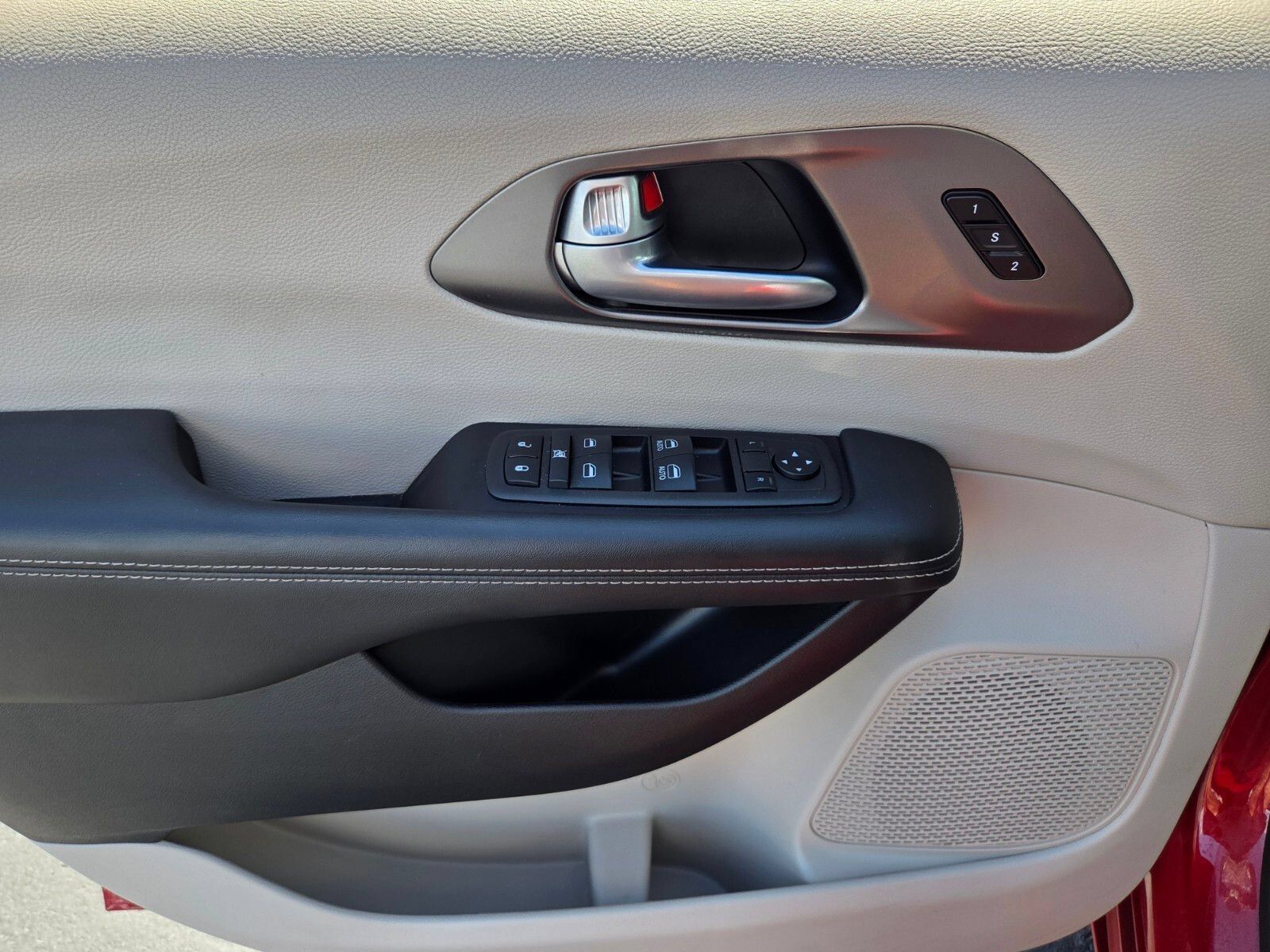 Used 2024 Chrysler Pacifica Touring-L FWD image 18