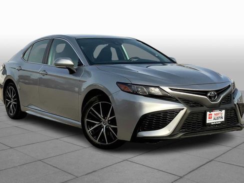 Used 2022 Toyota Camry SE FWD image 3