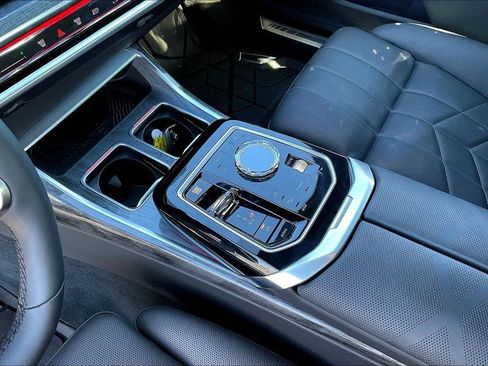 Used 2025 BMW 760i xDrive w/ Premium Package image 18
