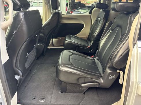 Used 2024 Chrysler Pacifica Touring-L image 13