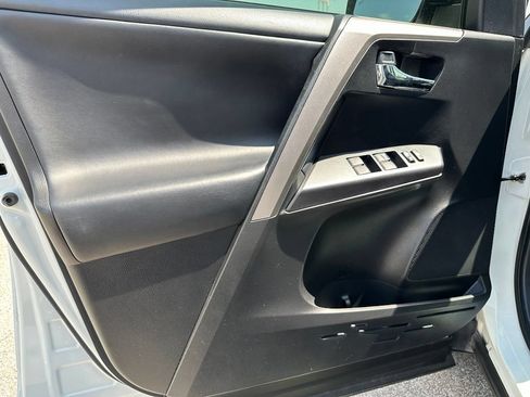 Used 2018 Toyota RAV4 XLE FWD image 33