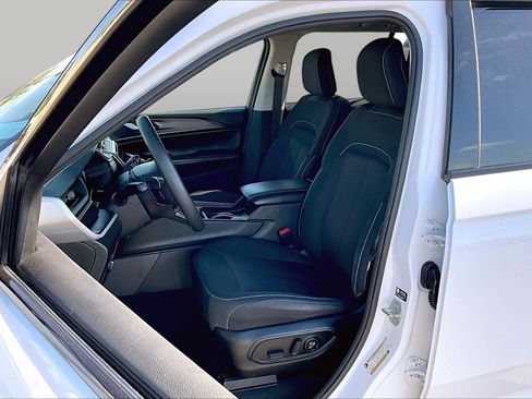 Used 2023 Jeep Grand Cherokee Laredo AWD/4WD image 25