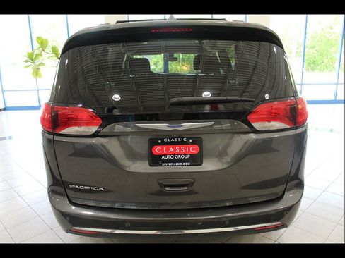 Used 2018 Chrysler Pacifica Touring Plus FWD image 6