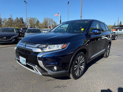 Used 2020 Mitsubishi Outlander SE image 2