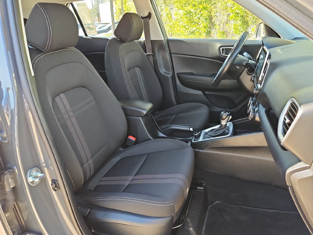 Used 2025 Hyundai Venue SEL FWD image 31