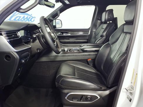 Used 2022 Jeep Wagoneer Series III w/ Premium Group I image 5