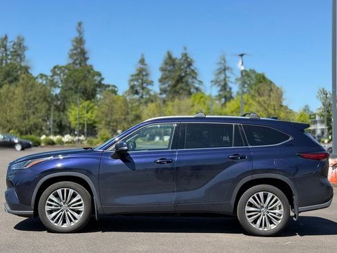Used 2023 Toyota Highlander Platinum AWD/4WD image 2