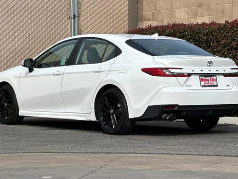 Used 2025 Toyota Camry SE image 6