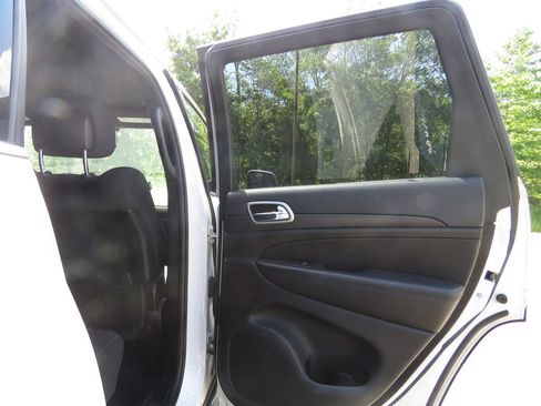 Used 2018 Jeep Grand Cherokee Laredo AWD/4WD image 15