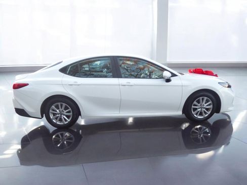 Used 2025 Toyota Camry LE image 12