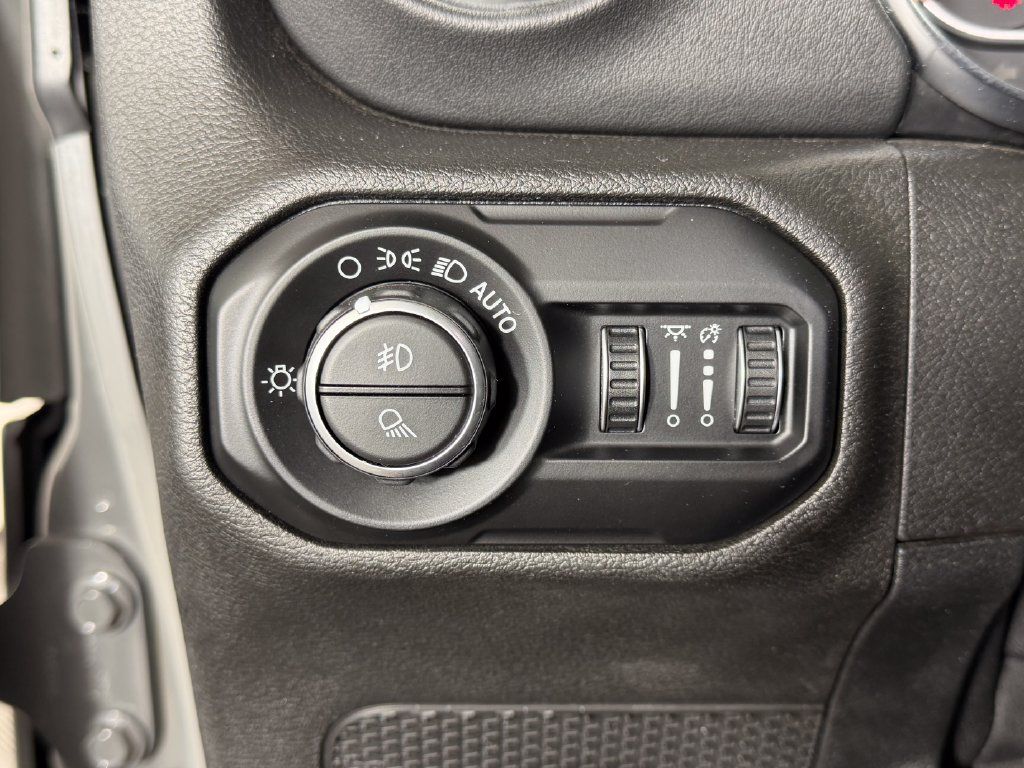Used 2020 Jeep Gladiator Overland w/ Popular Equipment Package AWD/4WD image 15