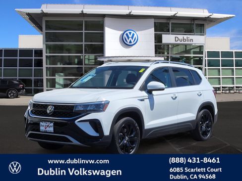 Certified 2023 Volkswagen Taos SE w/ Panoramic Sunroof Package AWD/4WD image 8