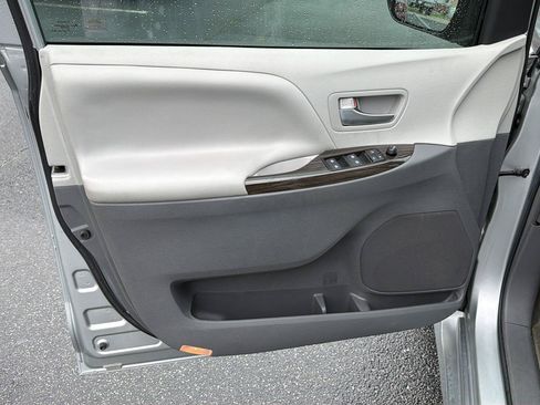 Used 2019 Toyota Sienna XLE Premium FWD image 17