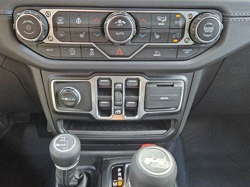 Used 2025 Jeep Wrangler Unlimited Sahara AWD/4WD image 19
