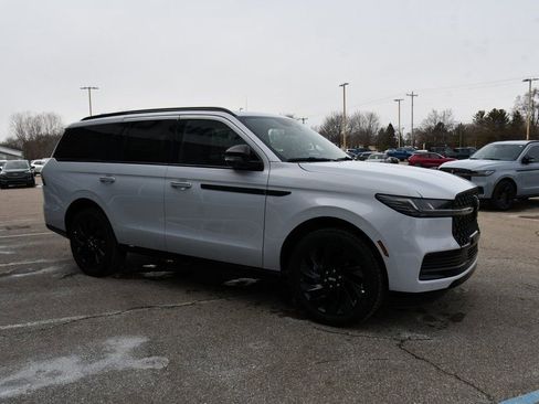 New 2026 Lincoln Navigator Reserve w/ Jet Appearance Package image 8