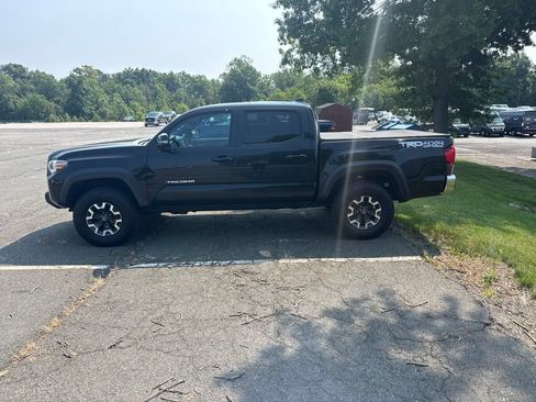 Used 2019 Toyota Tacoma TRD Off-Road AWD/4WD image 5
