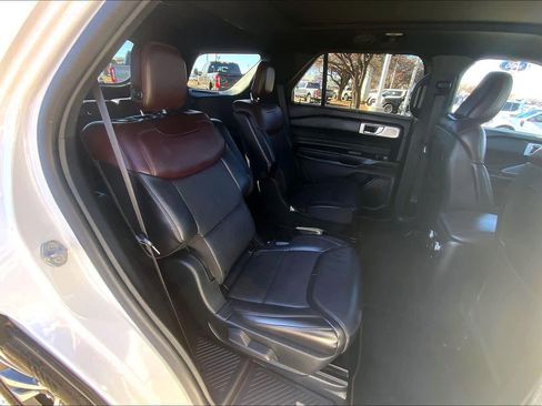 Used 2020 Ford Explorer Platinum w/ Premium Technology Package image 38