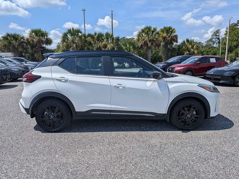 Used 2023 Nissan Kicks SR w/ SR Premium Package FWD image 2