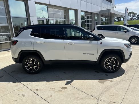 Used 2025 Jeep Compass Trailhawk AWD/4WD image 10