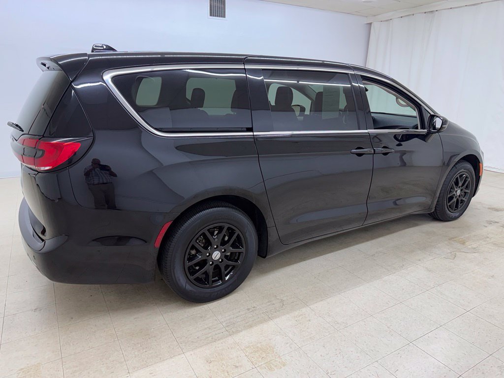 Used 2024 Chrysler Pacifica Touring-L FWD image 7