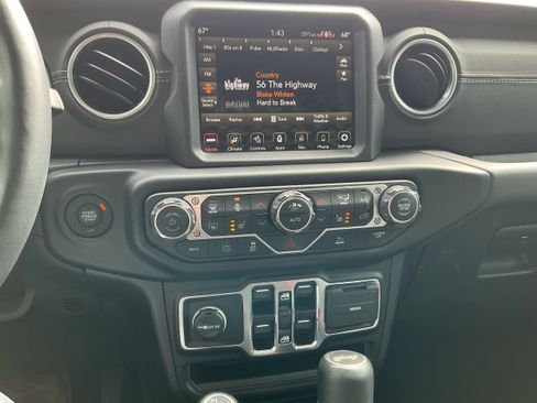 Used 2023 Jeep Wrangler Unlimited Sahara w/ Cold Weather Group AWD/4WD image 8