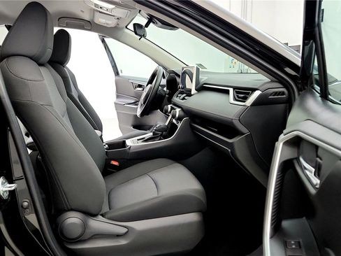 Certified 2025 Toyota RAV4 XLE AWD/4WD image 17