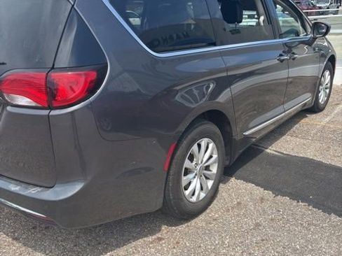 Used 2018 Chrysler Pacifica Touring-L FWD image 3
