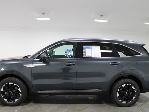 Used 2024 Kia Sorento S image 6