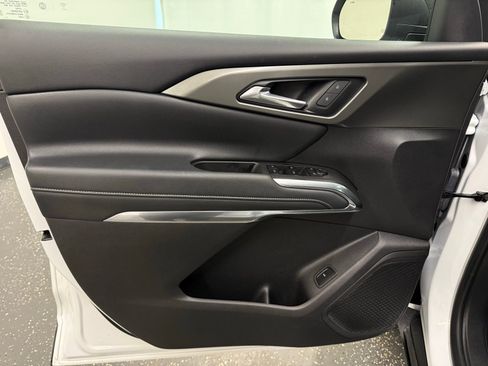 Used 2025 Chevrolet Traverse LT w/ Driver Confidence Package image 9