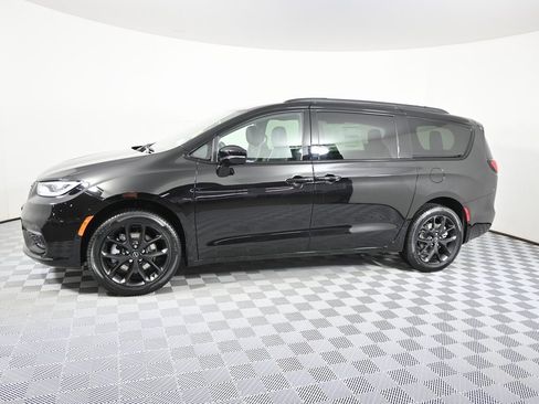 New 2026 Chrysler Pacifica Limited image 2