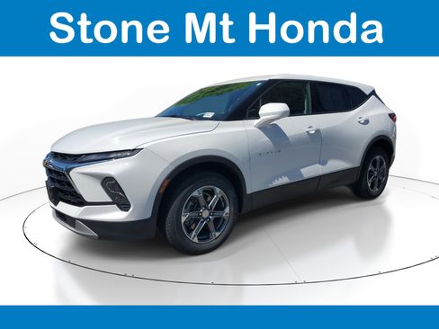 Used 2025 Chevrolet Blazer LT FWD image 3