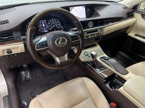 Used 2016 Lexus ES 350 w/ Luxury Package w/Wood Trim image 16