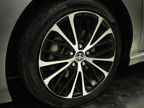 Used 2020 Toyota Camry SE w/ Carpet Mat Package FWD image 3