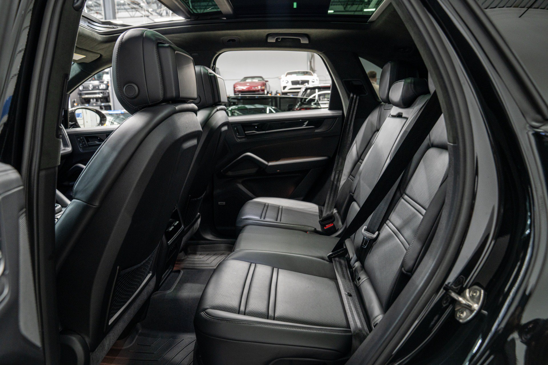 Used 2025 Porsche Cayenne GTS AWD/4WD image 36
