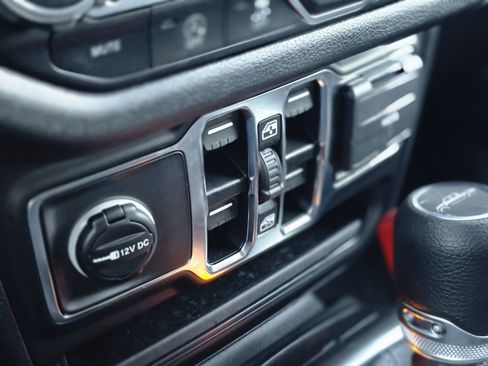 Used 2025 Jeep Gladiator Sport image 22