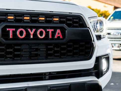 Used 2018 Toyota Tacoma TRD Off-Road image 9