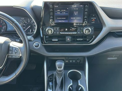 Used 2020 Toyota Highlander XLE image 11
