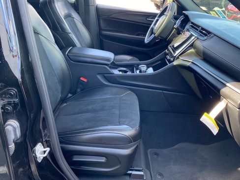 Used 2024 Jeep Grand Cherokee L Altitude AWD/4WD image 25