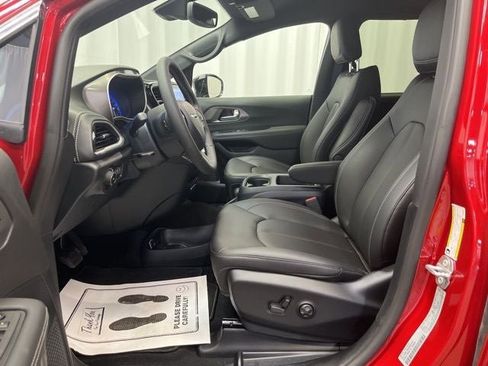 New 2025 Chrysler Pacifica Select image 4