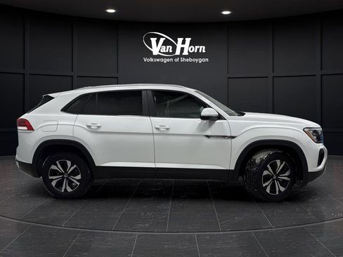 Used 2025 Volkswagen Atlas Cross Sport SE FWD image 2