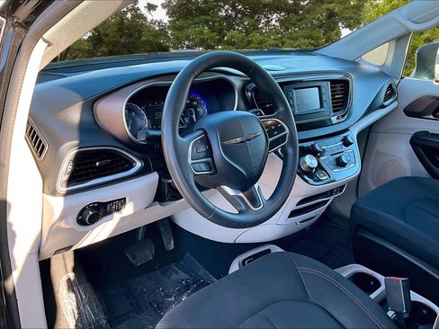 Used 2017 Chrysler Pacifica LX w/ Tire & Wheel Group image 18