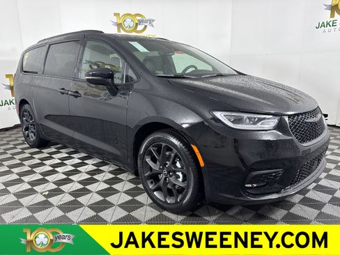 New 2026 Chrysler Pacifica Select image 1