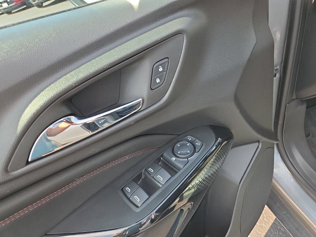 Used 2025 Chevrolet Trax RS w/ Sunroof Package FWD image 15