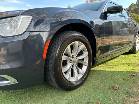 Used 2016 Chrysler 300 Limited image 29