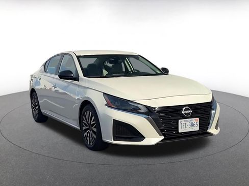 Used 2025 Nissan Altima 2.5 SV FWD image 3