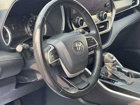 Used 2023 Toyota Highlander XLE image 17